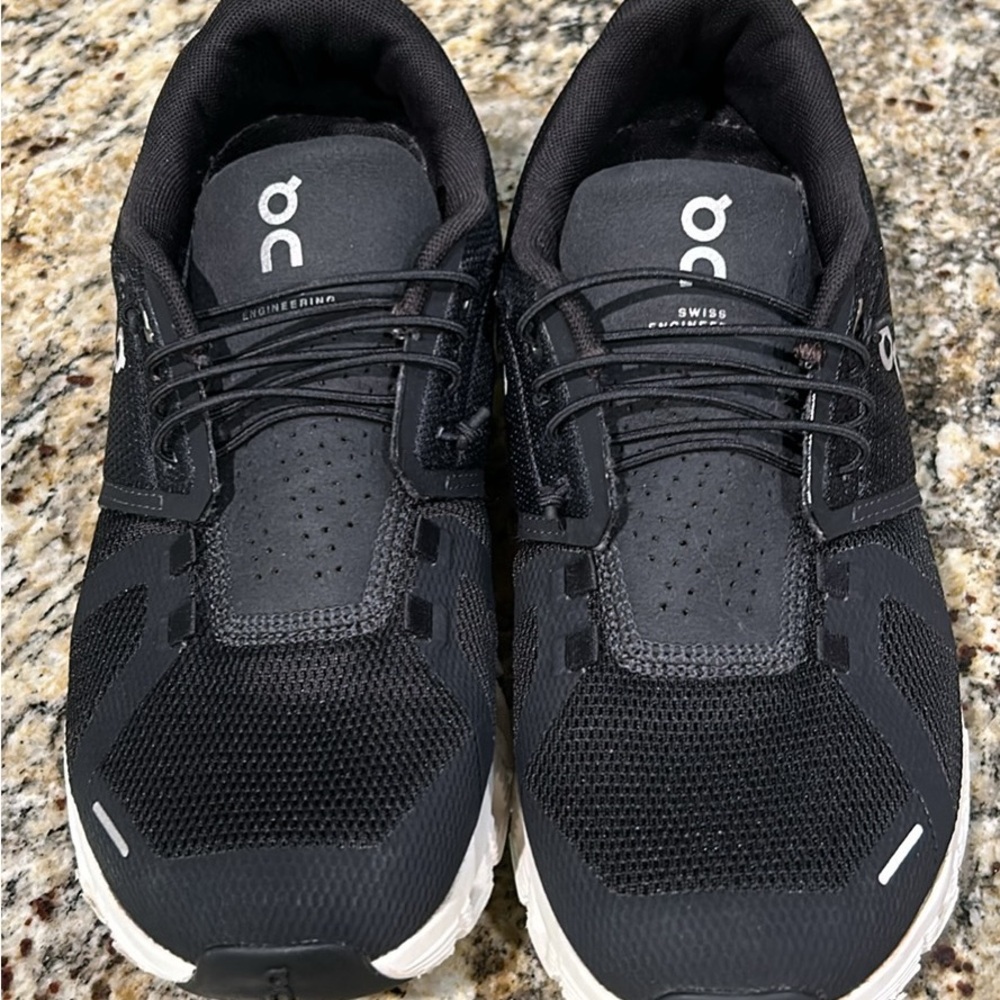 On Running Black Athletic Shoes with Cloud Pods